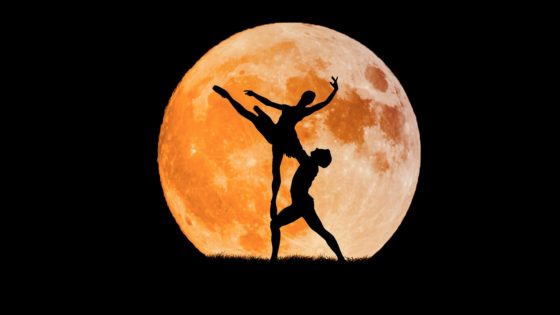 Coppia che danza con la luna piena [foto di Myriams-Fotos, by pixabay, CC0 Creative Commons Libera per usi commerciali Attribuzione non richiesta]